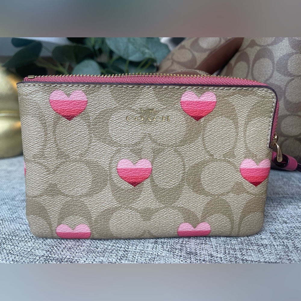 $79COACH Corner Zip Wristlet In Signature Canvas With Strap Heart Print